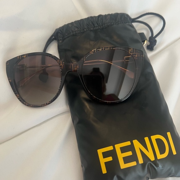 Fendi Tortoise Shell Sunglasses with Black Pouch - Picture 1 of 9